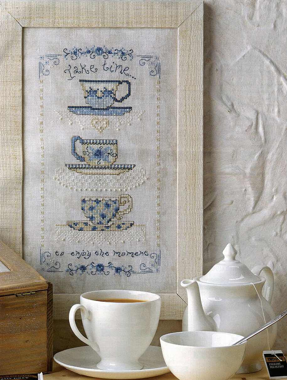Xícaras de Chá Azuis com borda de flores