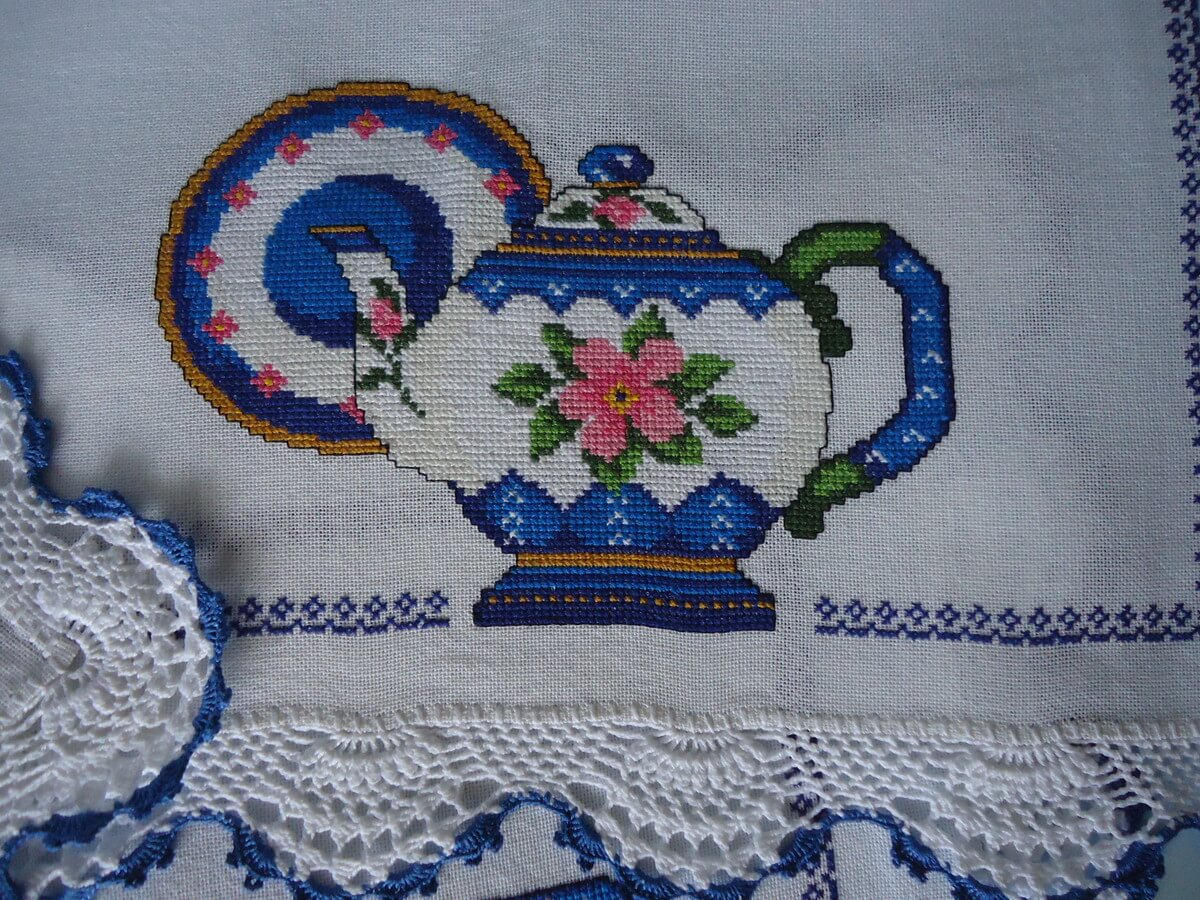 jogo cozinha bordado em ponto cruz bule e xicaras azul 1