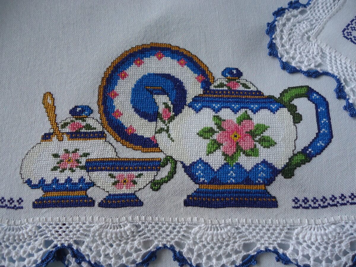 jogo cozinha bordado em ponto cruz bule e xicaras azul 2