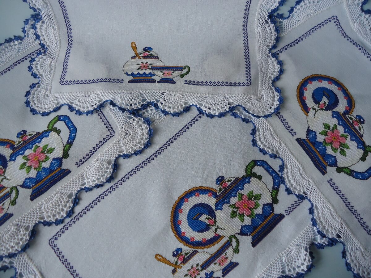 jogo cozinha bordado em ponto cruz bule e xicaras azul 3