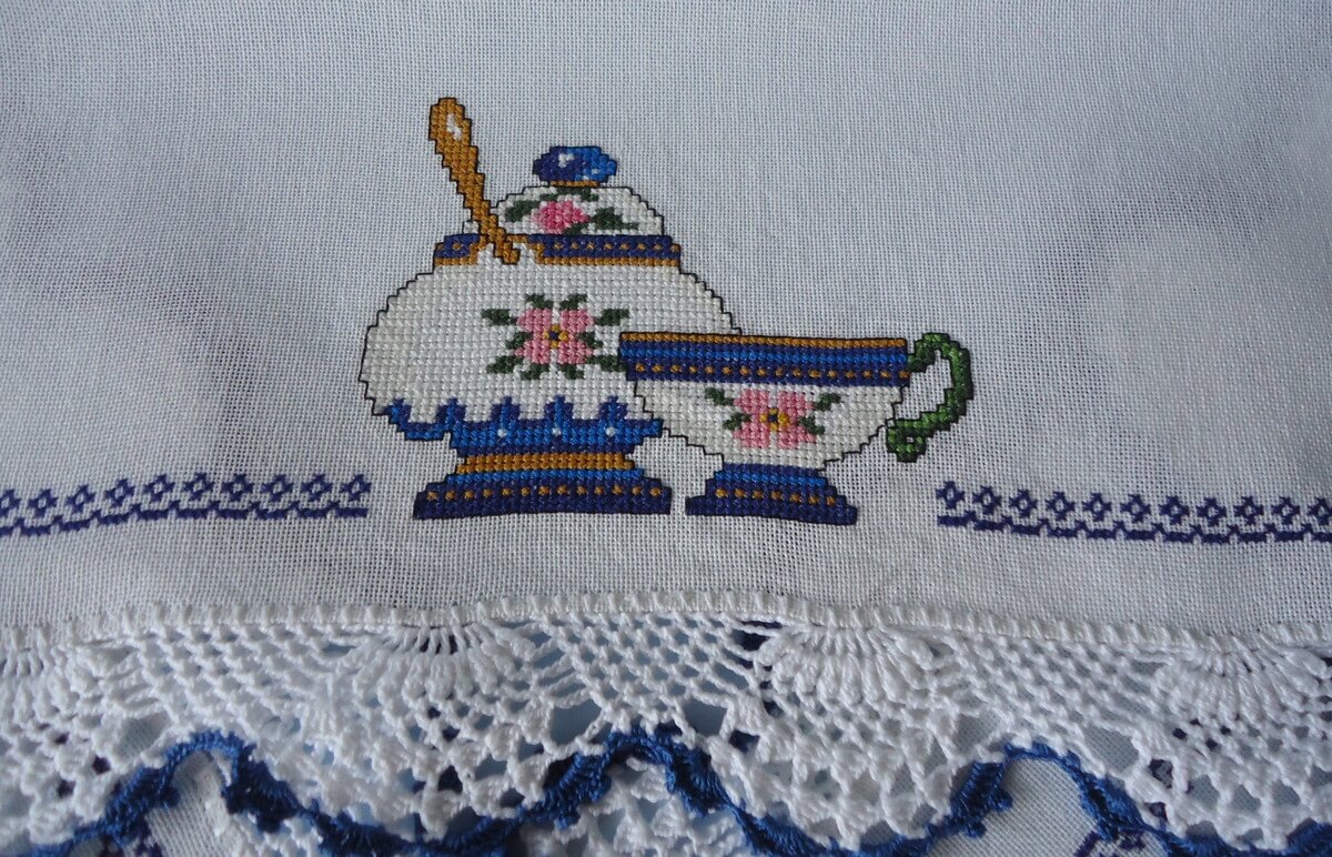 jogo cozinha bordado em ponto cruz bule e xicaras azul 4